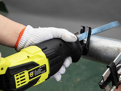 Maintenance of electric chain saws and precautions before operation